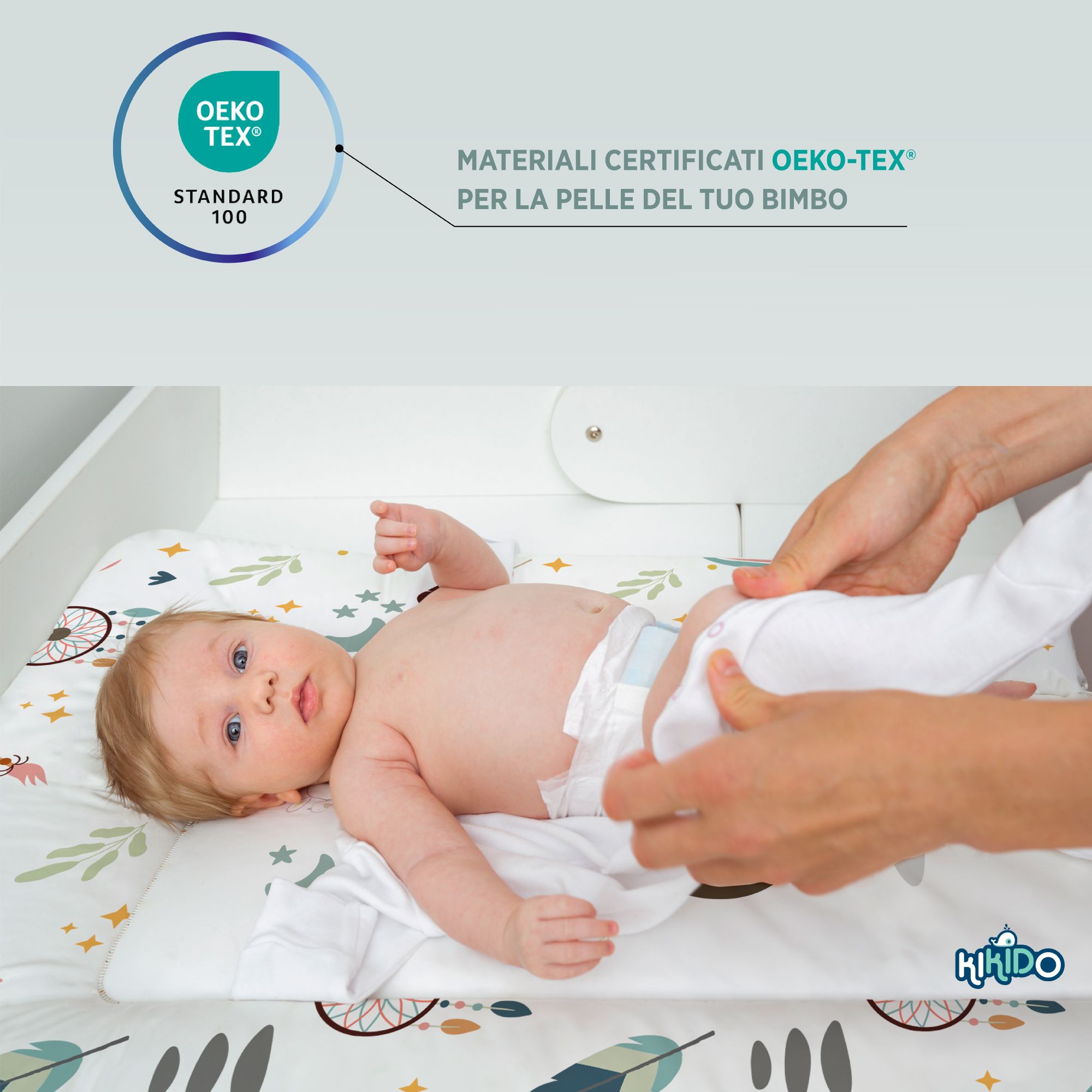 Baby liegt auf Wickelauflage. Text: OEKO-TEX® zertifiziert für die Haut Ihres Babys. OEKO-TEX® Standard 100.