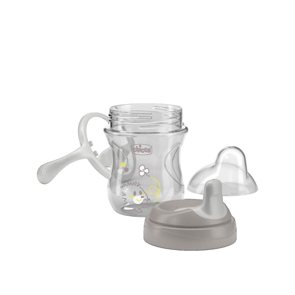 Chicco Trainingsbecher Grau 6m+. Grauer Trinkbecher mit transparentem Körper, Griff und zwei abgenommenen Deckelteilen.