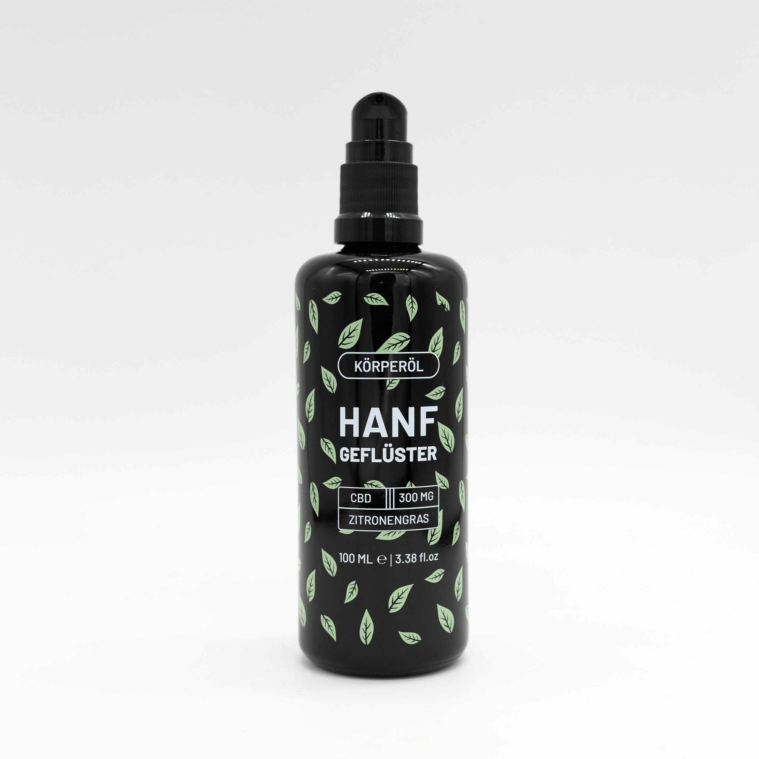 Schwarze Flasche mit Pumpe. Aufschrift: KÖRPERÖL, HANFGEFLÜSTER, CBD, 300 mg, Zitronengras. Grünes Blattmuster.