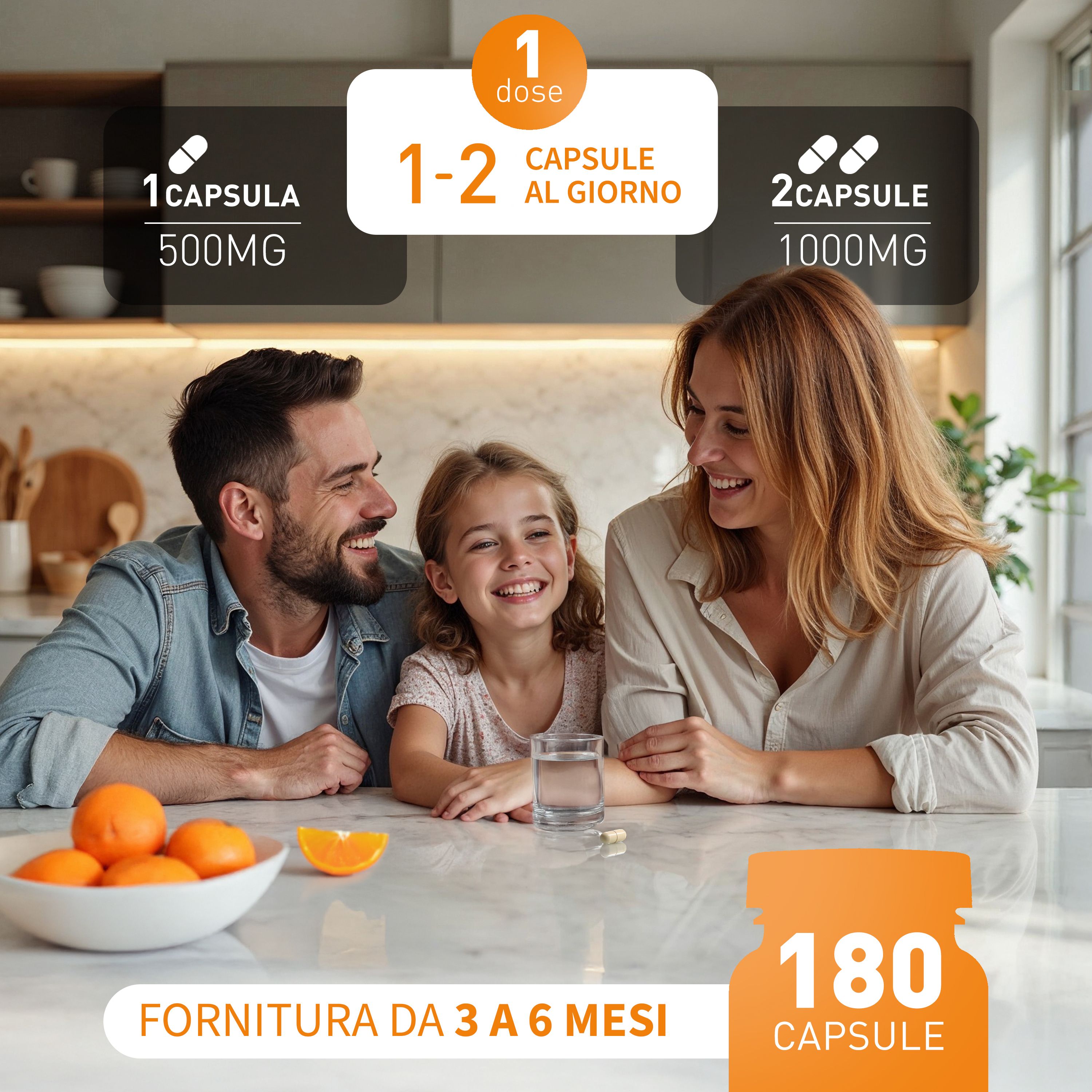 Una famiglia seduta a un tavolo in cucina. Sul tavolo, arance, un bicchiere d'acqua e capsule. Un banner mostra il dosaggio: 1-2 capsule al giorno, 180 capsule per confezione, per un periodo da 3 a 6 mesi.