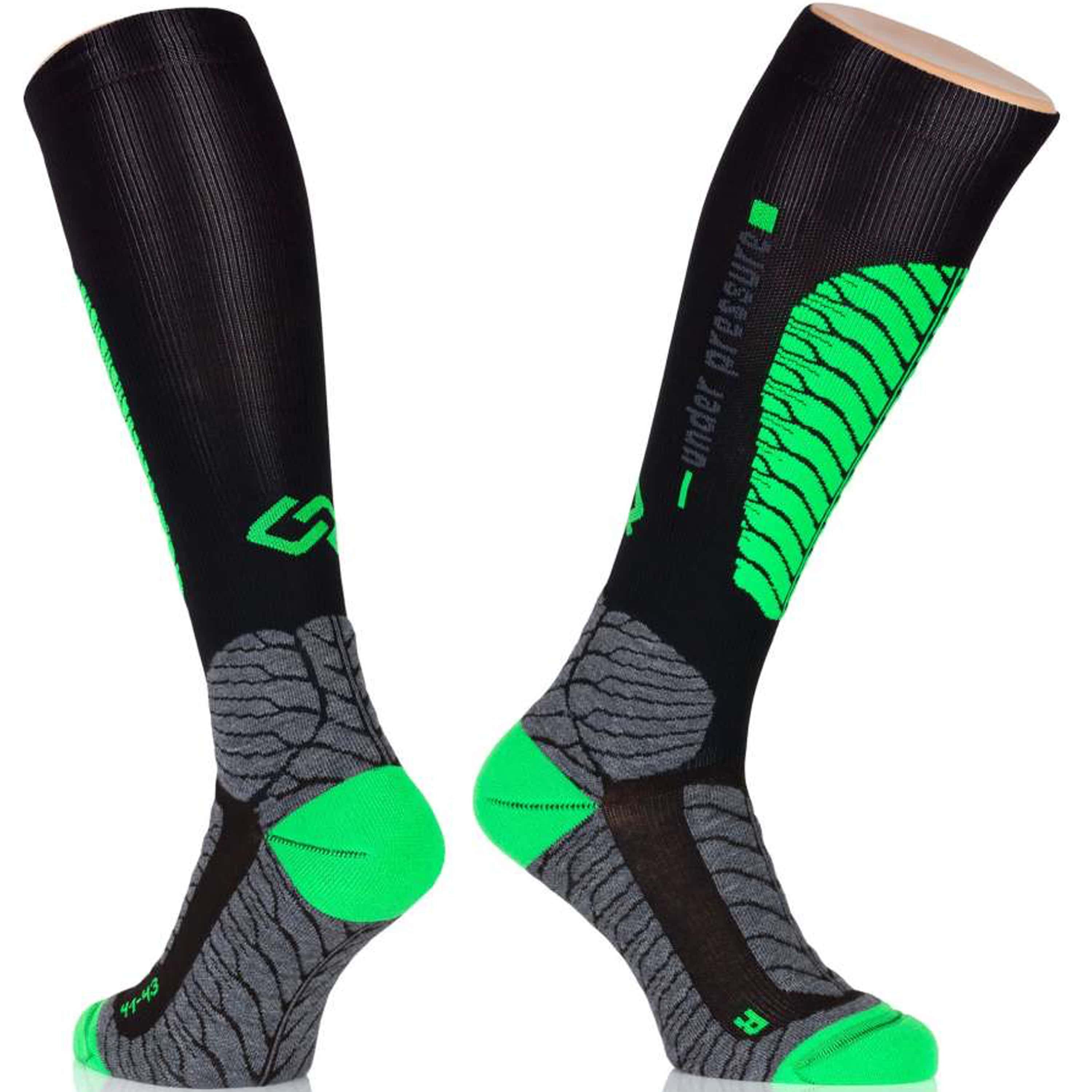 Schwarze und grüne Kompressionsstrümpfe. Text: "under pressure". Logo. Graue und grüne Details. Für Sportaktivitäten.