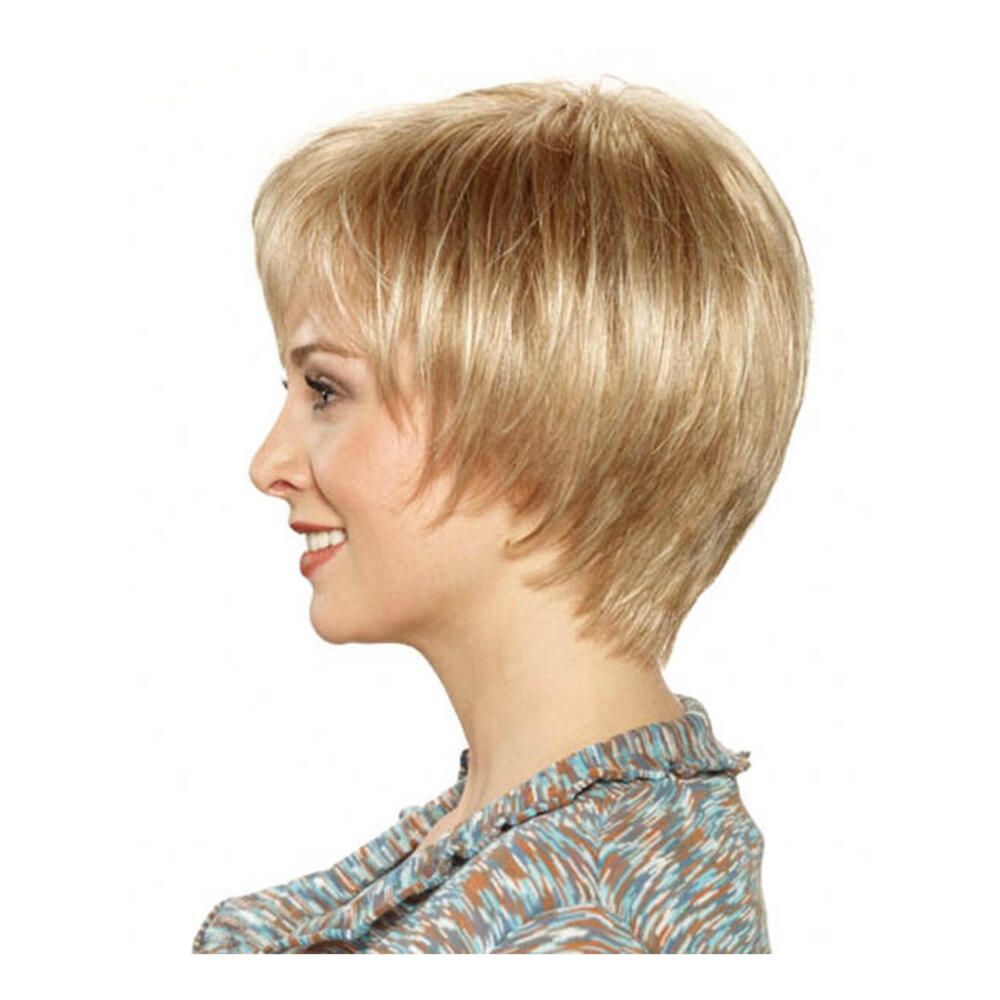 Blonde Perücke mit kurzem, gestuftem Schnitt. Seitenansicht.