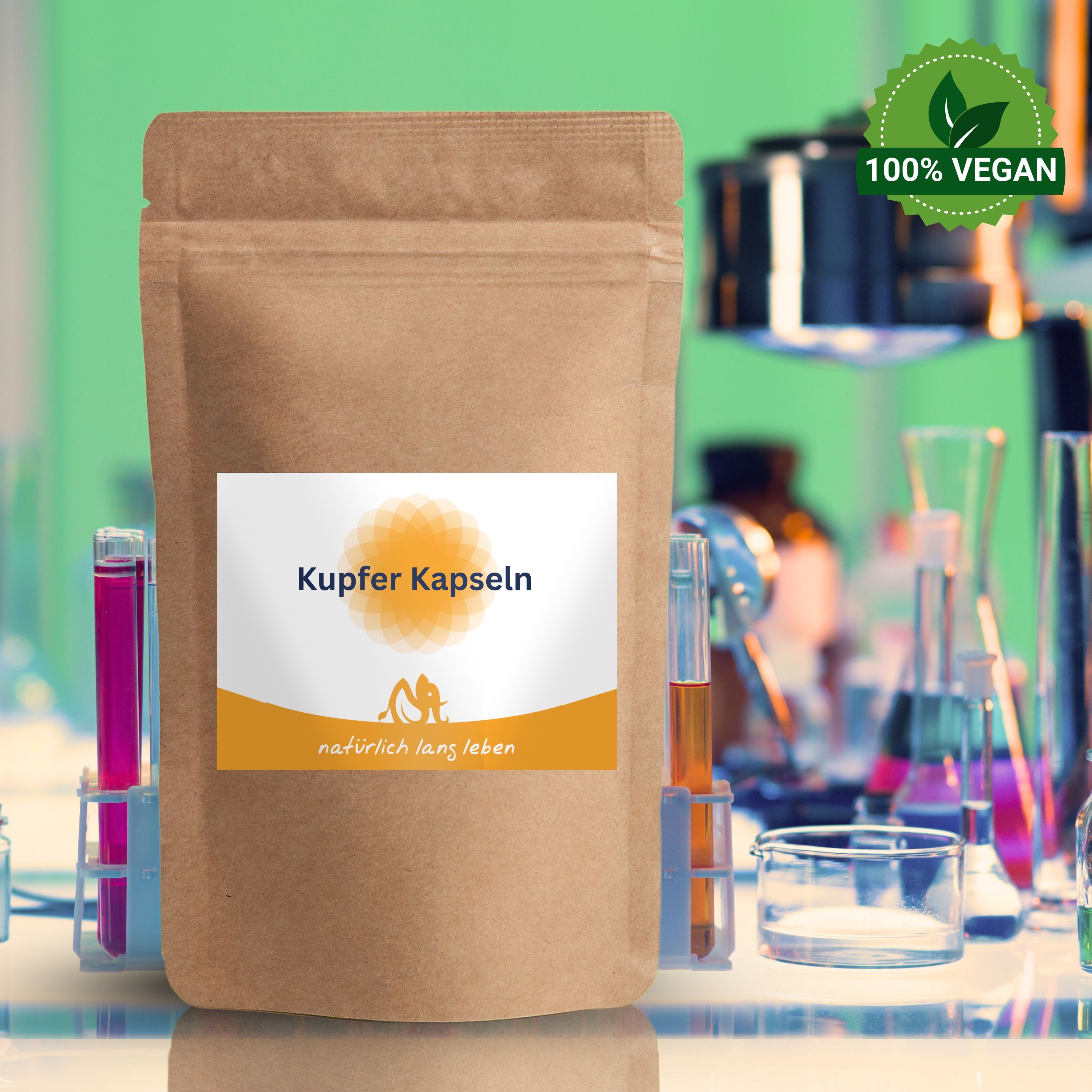Braune Papierverpackung mit Etikett. Aufschrift: Kupfer Kapseln. Logo: Sonne und Schriftzug. Hintergrund: Labor.