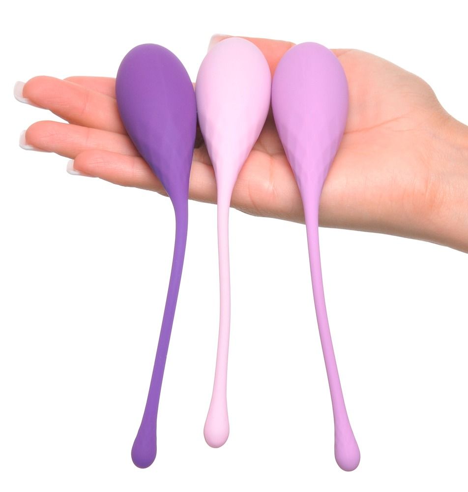 Drei Kegel-Trainingsgeräte in Lila-Tönen, in einer Hand gehalten. Tropfenförmig mit langem Stiel.