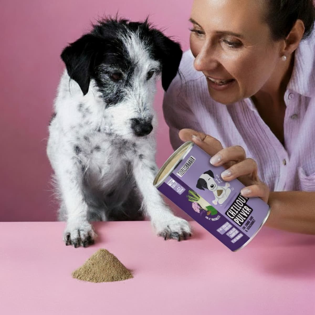 Frau und Hund betrachten Dose Tierliebhaber Chillout Pulver. Pulverhaufen auf Tisch. Rosa Hintergrund.
