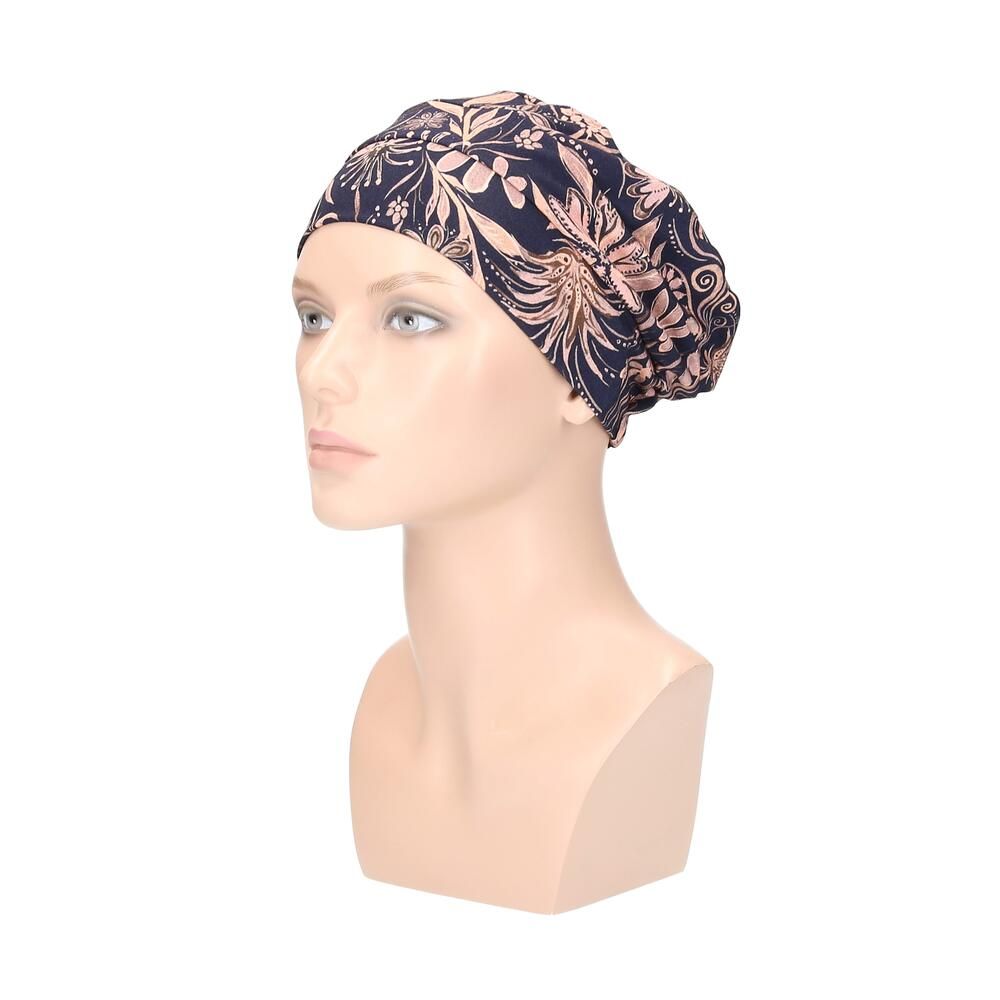 Blauer Turban mit floralem Muster auf einer Büste. Seitenansicht.
