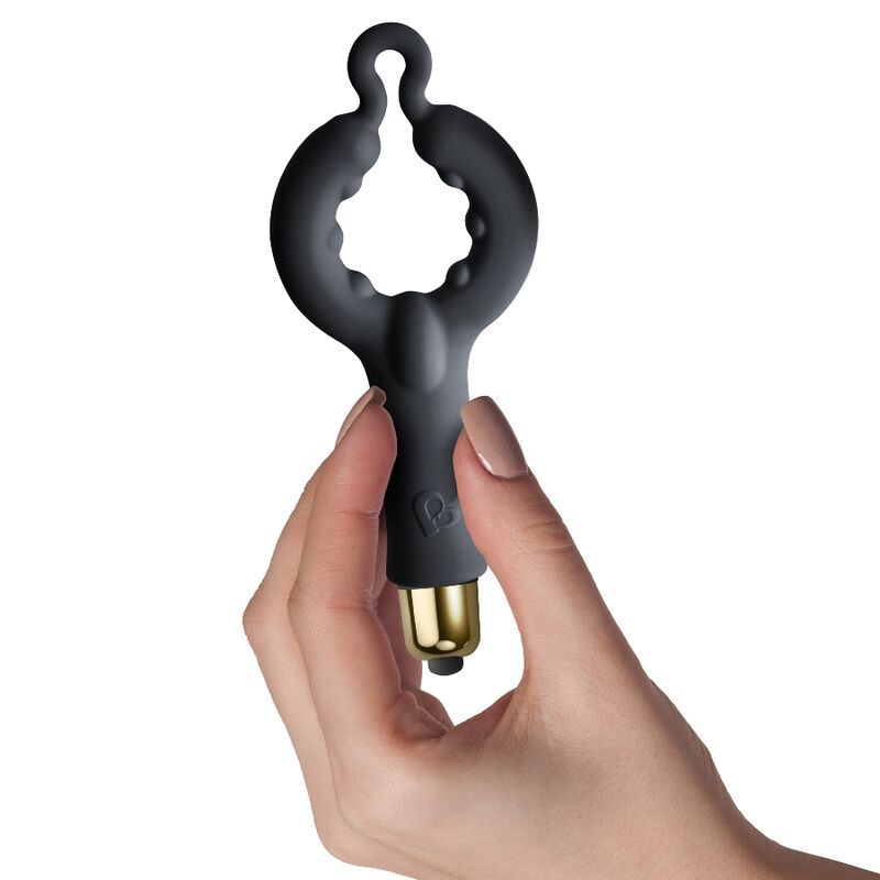 Schwarzes Produkt mit ringförmigem Design und goldenem Ende. Hand hält das Produkt.