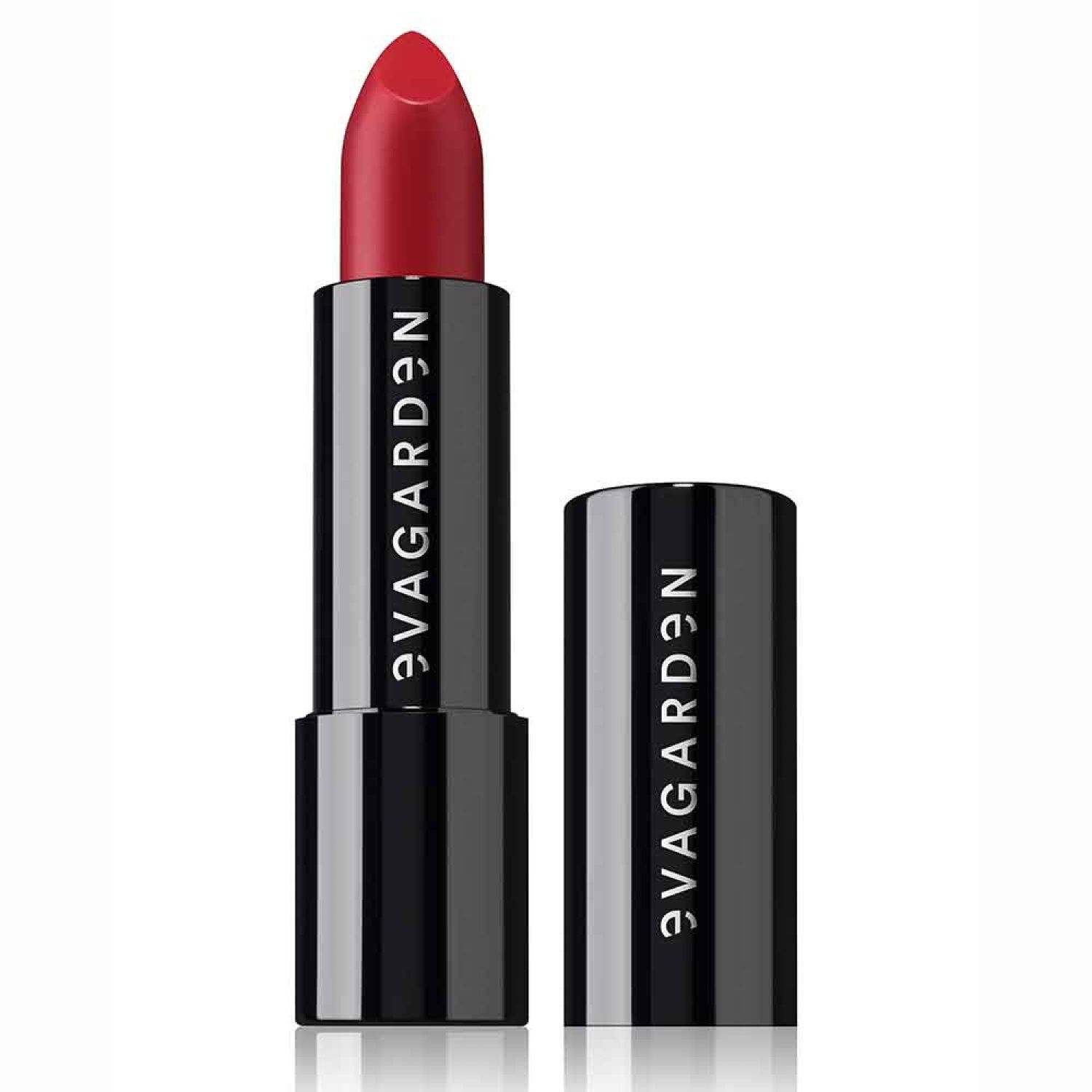 Roter Lippenstift, schwarze Hülse mit weißem Schriftzug. Geöffnete Kappe daneben.
