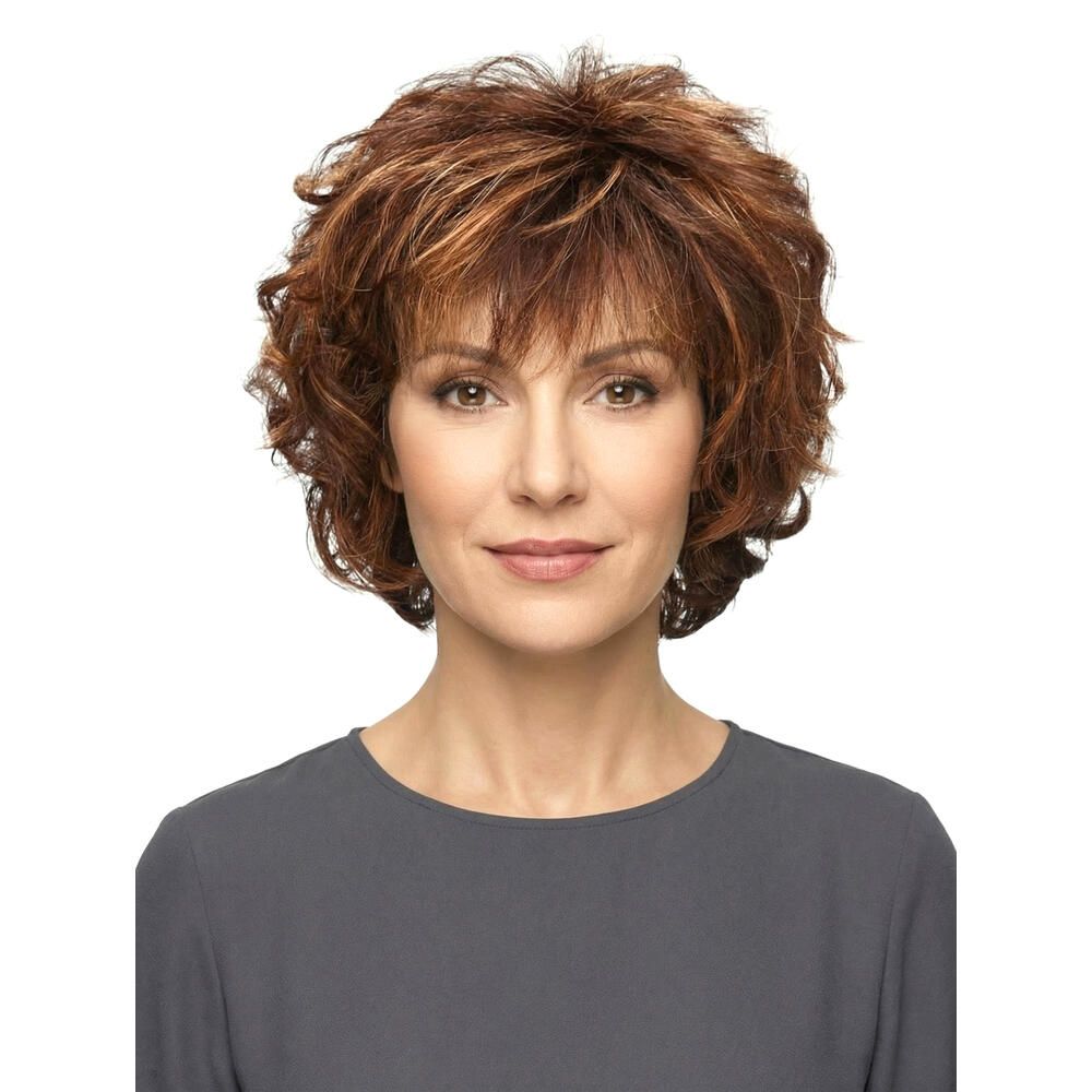 Kurzhaarperücke mit gewelltem Haar in Braun- und Blondtönen. Frontale Ansicht einer Frau mit grauem Oberteil.