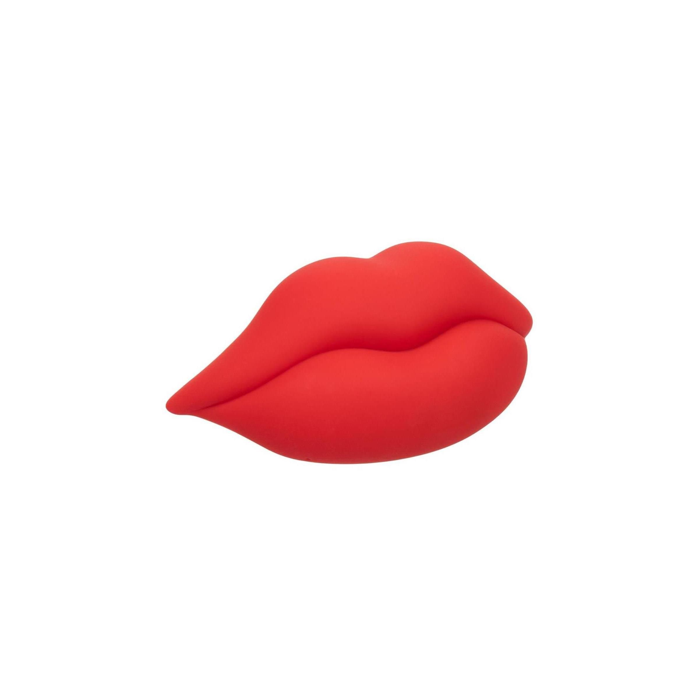 Roter, lippenförmiger Mini-Vibrator. Glatte Oberfläche, abgerundete Form. Auf weißem Hintergrund.
