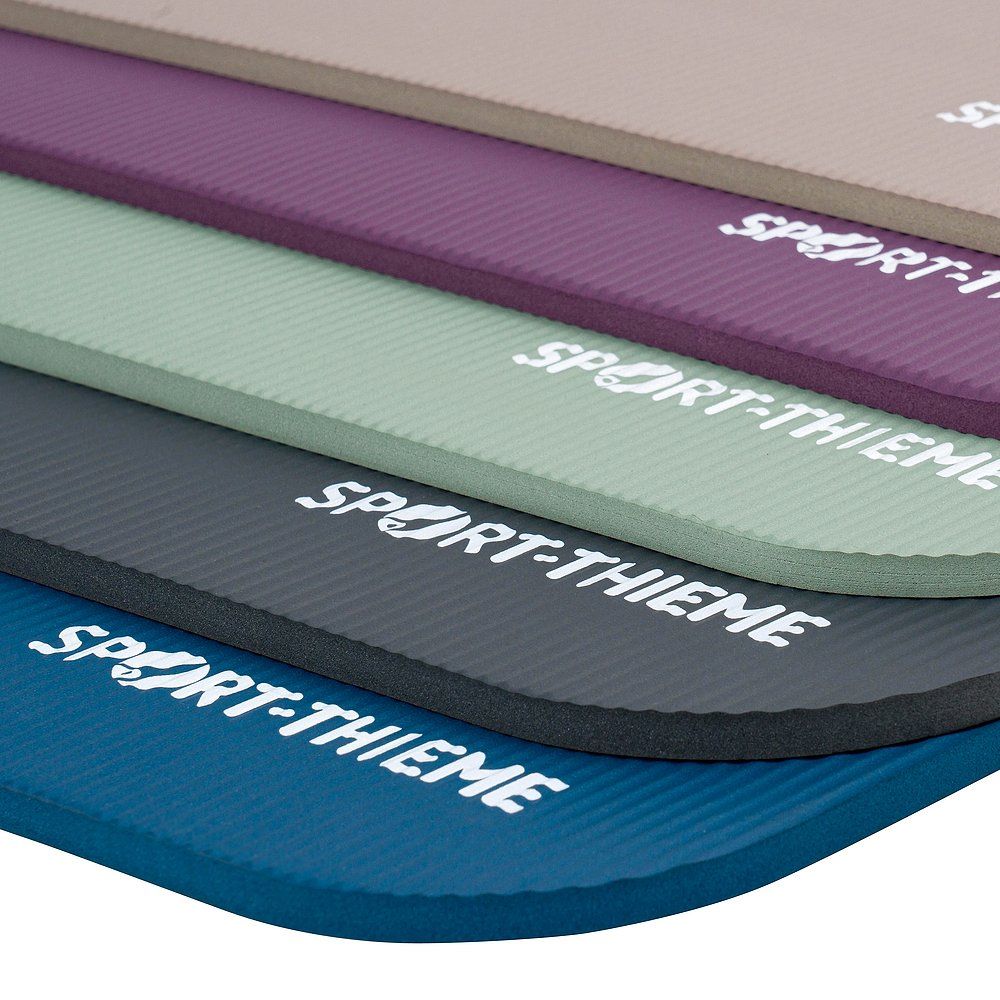 Gestapelte Fitnessmatten in verschiedenen Farben. Schriftzug SPORT-THIEME.