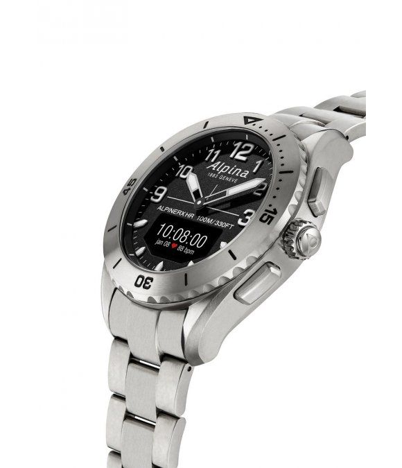 Uhr mit Metallarmband, Seitenansicht. Schwarzes Zifferblatt mit digitaler Anzeige. Marke Alpina, Modell AlpinerX HR. Datums- und Herzfrequenzanzeige.