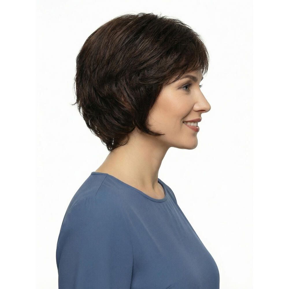 Kurzhaarperücke in Braun. Frau mit blauem Oberteil. Seitenansicht.