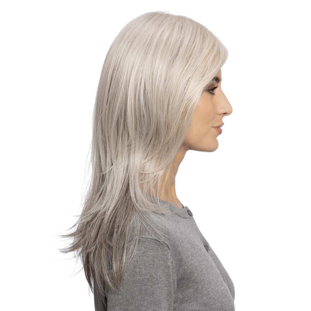 Perücke mit langem, gestuftem Schnitt und Seitenscheitel. Graue Haarfarbe mit dunkleren Spitzen. Profilansicht.
