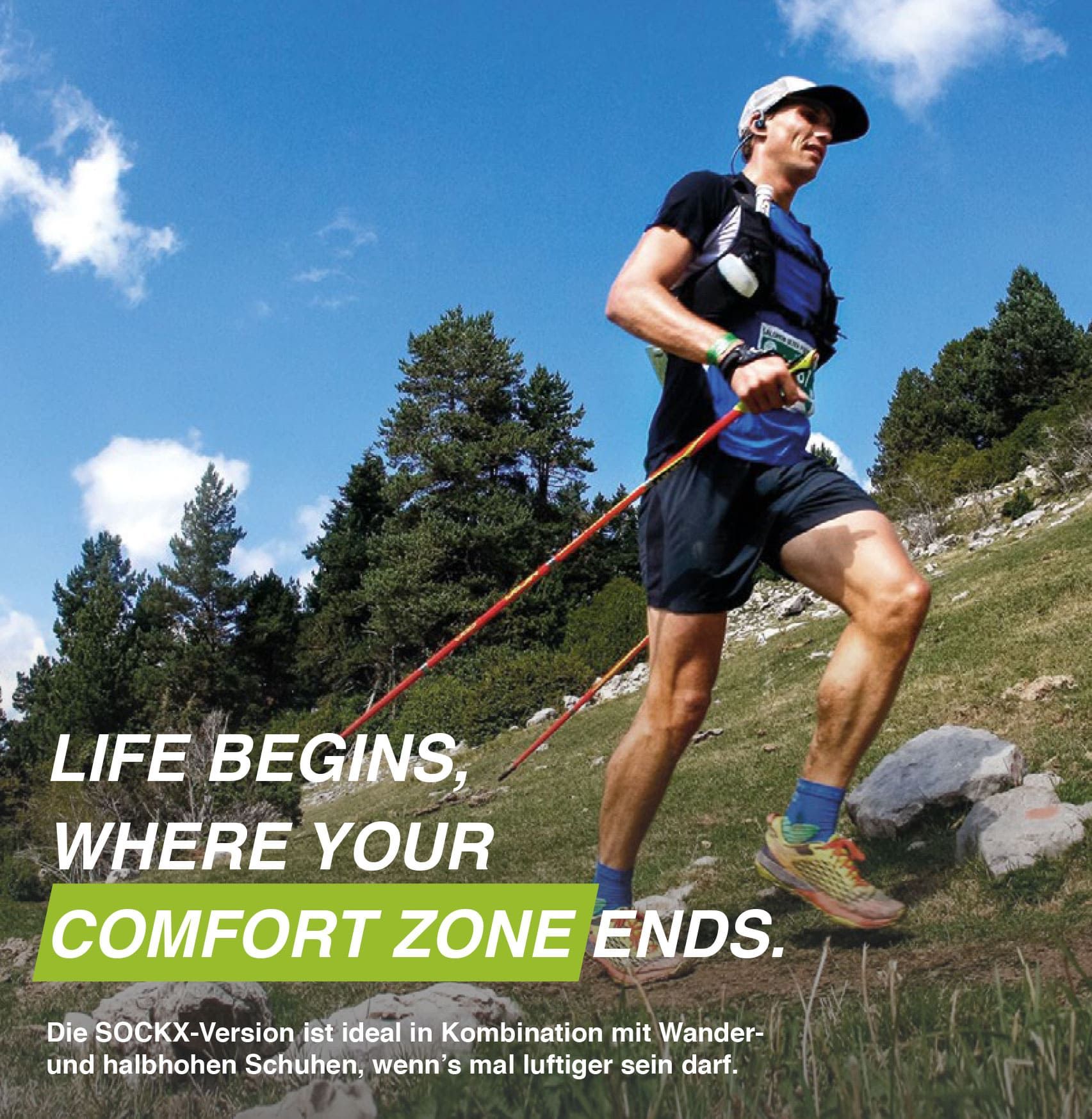 Mann wandert bergauf. Trägt Kompressionssocken. Text: LIFE BEGINS, WHERE YOUR COMFORT ZONE ENDS.