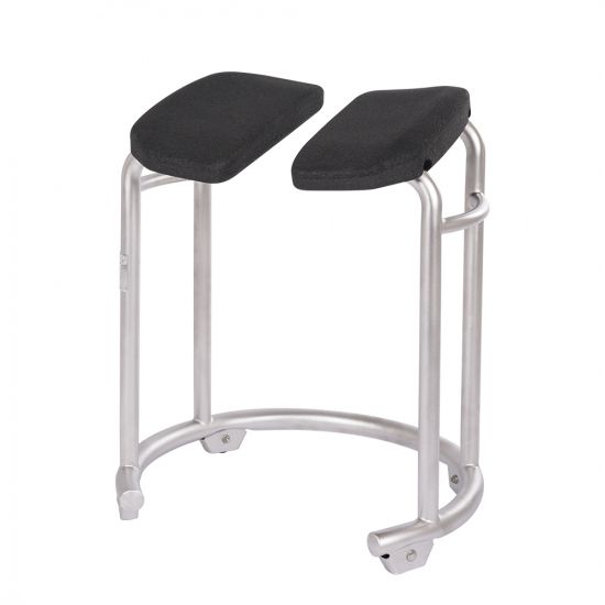 Duschhocker mit zwei getrennten schwarzen Sitzen, silberfarbenem Rahmen und gebogener Basis.