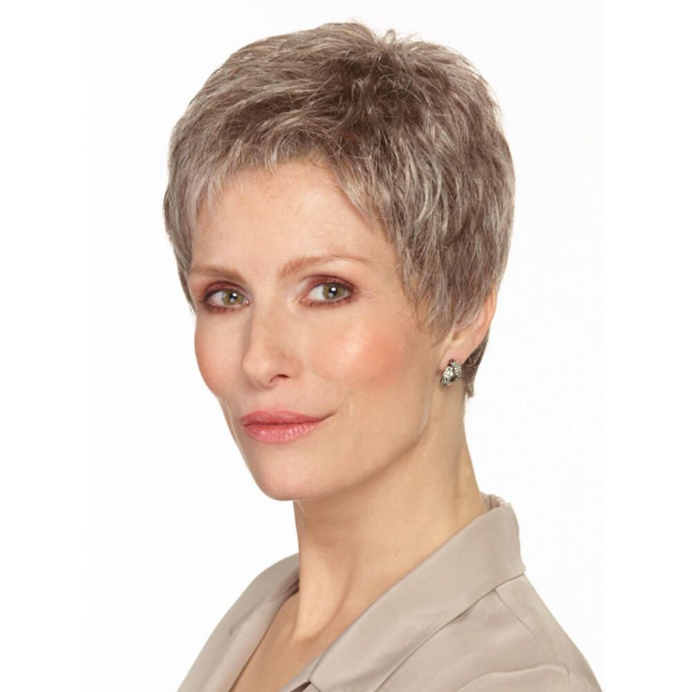 Kurzhaarperücke, graue Farbe, seitliche Ansicht einer Frau. Hellgraue Bluse.