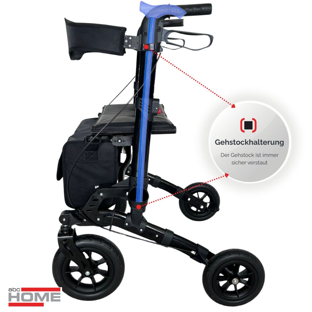 Gefalteter Rollator im Kofferraum eines Autos.