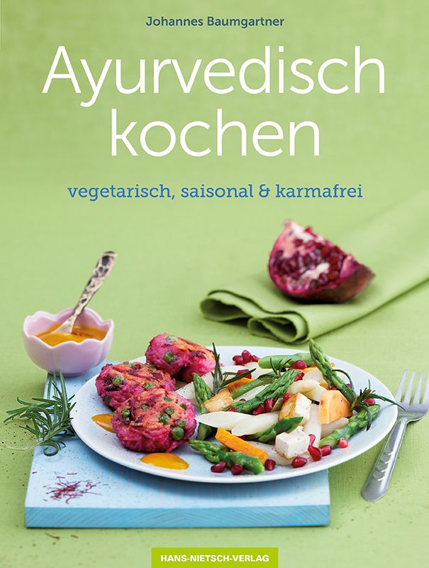 Buchcover mit Titel "Ayurvedisch kochen". Autor: Johannes Baumgartner. Aufschrift: vegetarisch, saisonal & karmafrei. Teller mit Essen.