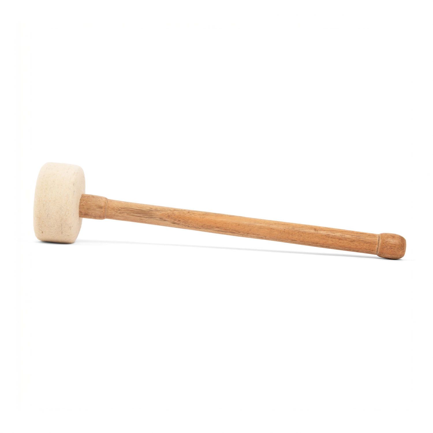 Filz-Klöppel mit hellem Filzkopf und hellem Holzgriff, von der Seite gezeigt.