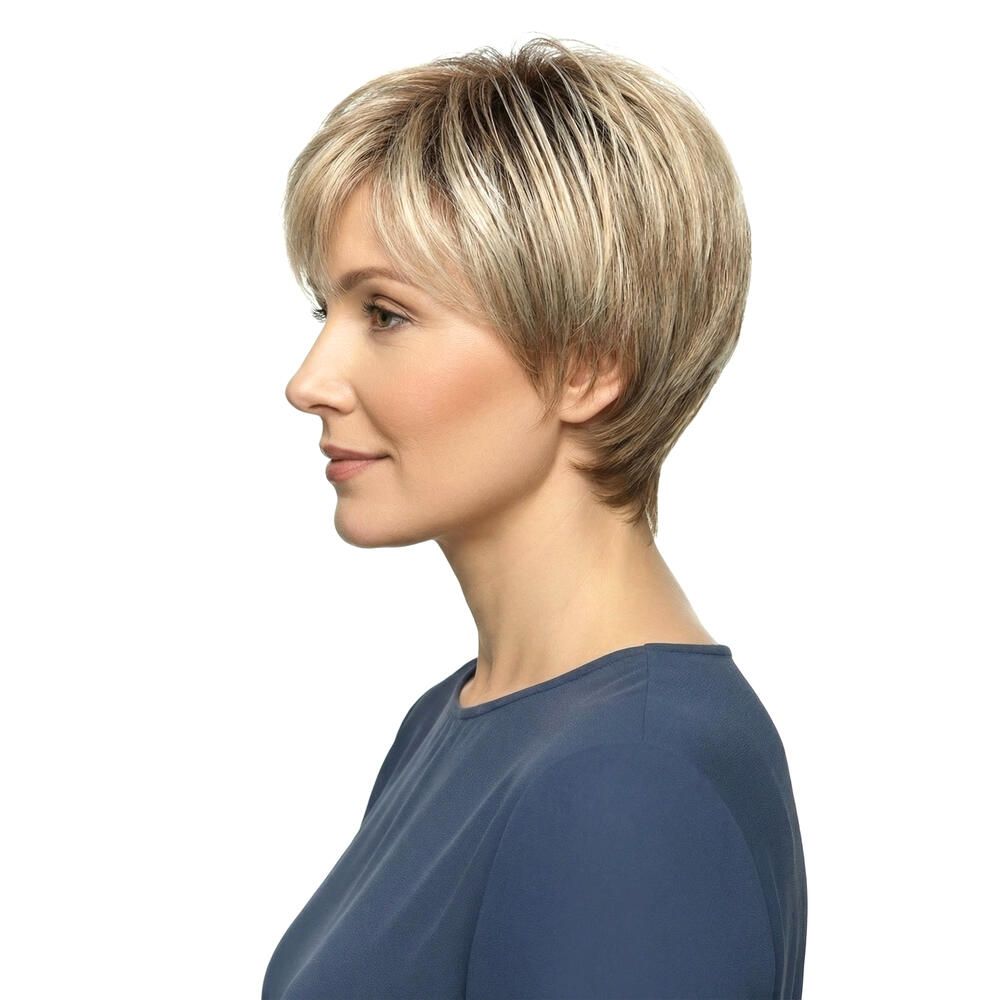 Kurzhaarperücke, blondiertes Haar mit dunklerem Ansatz, Seitenansicht. Frau mit blauem Oberteil.