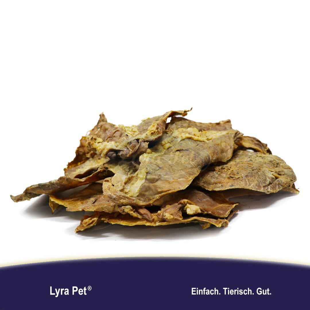 Lyra Pet Lammfleisch. Gehäuftes getrocknetes Lammfleisch. Aufschrift: "Lyra Pet", "Einfach. Tierisch. Gut."