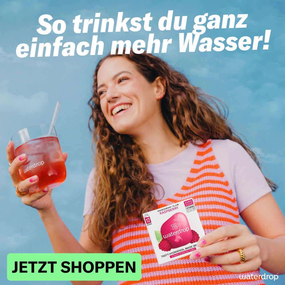 Frau hält Glas mit pinkem Getränk und waterdrop® Packung. Text: 'So trinkst du ganz einfach mehr Wasser!'