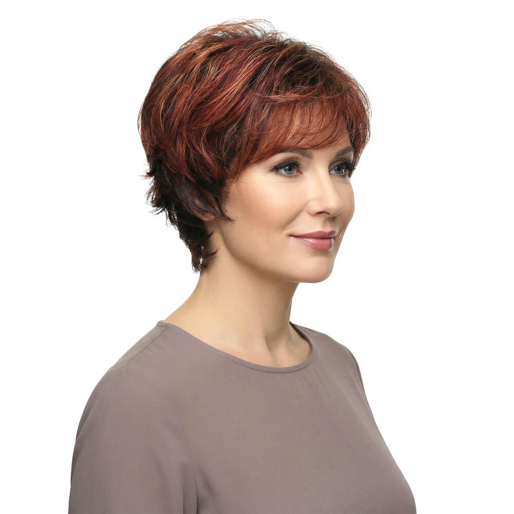 Kurzhaarperücke in Rotbraun. Dreiviertelansicht einer Frau mit der Perücke. Die Haare sind gestuft und fallen locker.