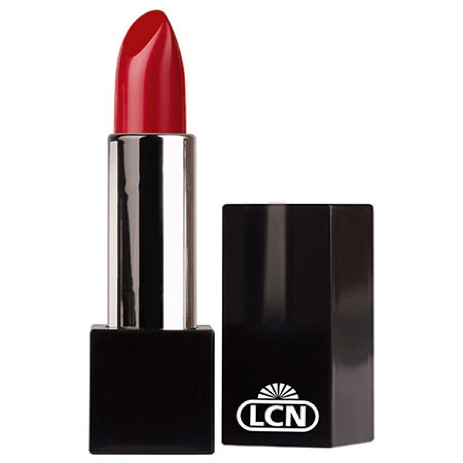 Roter Lippenstift mit schwarzer Hülse. Neben dem Lippenstift liegt die schwarze Kappe. Auf der Kappe ist das Logo LCN abgebildet.