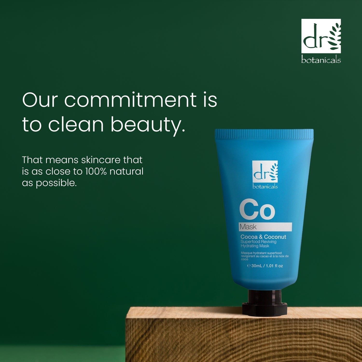 Blaue Tube auf Holzblock. Aufschrift: Co Mask, Cocoa & Coconut Superfood Reviving Hydrating Mask. Marke: dr botanicals. Text: clean beauty.