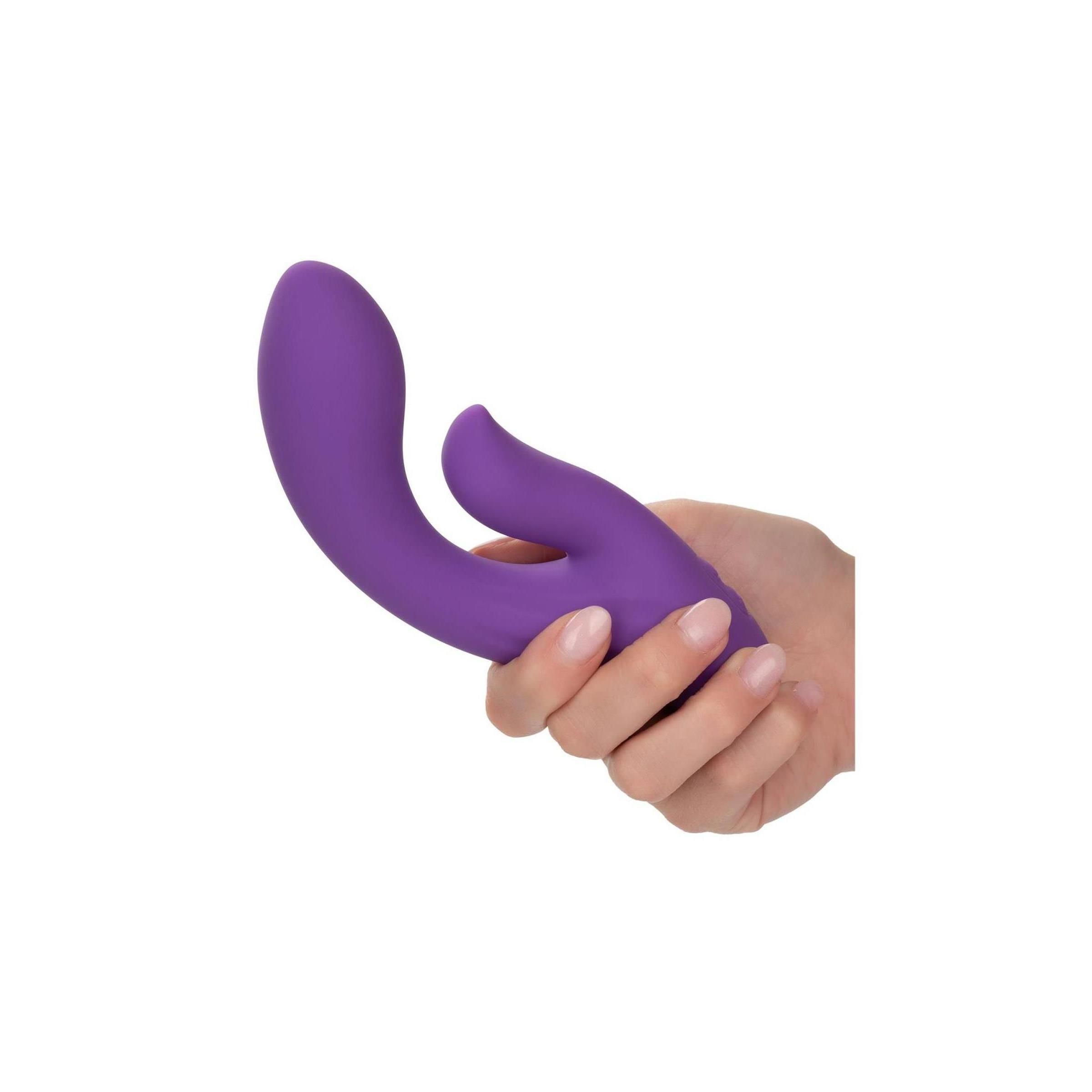 Lila Dual Pleaser in einer Hand gehalten. Sichtbare Form und Farbe.