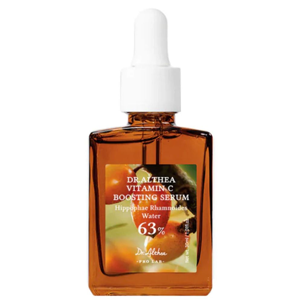 Braune Glasflasche mit weißem Tropfer. Etikett mit Text: Vitamin C Boosting Serum. 63% Wasser. Dr. Althea Logo.