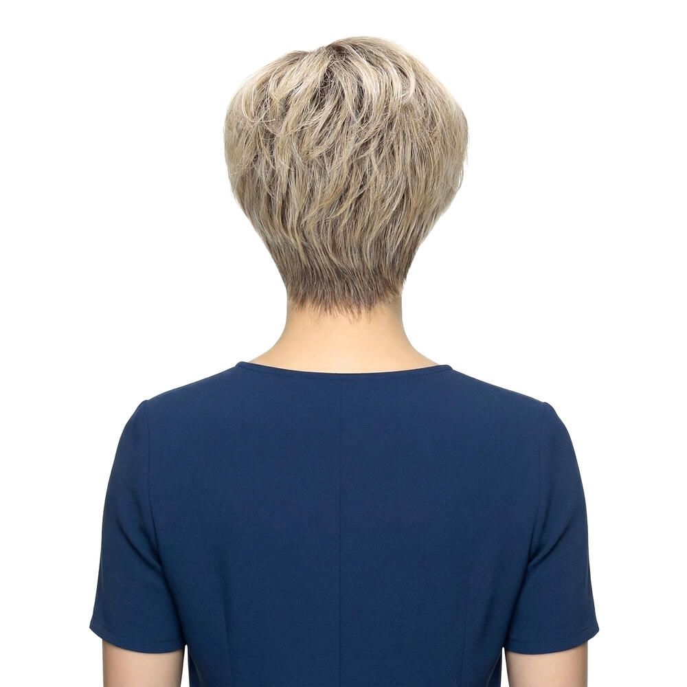 Kurzhaarperücke in Blondtönen. Rückansicht einer Frau mit blauem Oberteil.