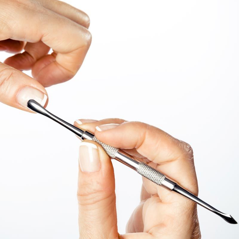 Nagelhautschieber, 12,5 cm, in Anwendung. Hände halten das Werkzeug. Eine Seite wird am Nagel verwendet.