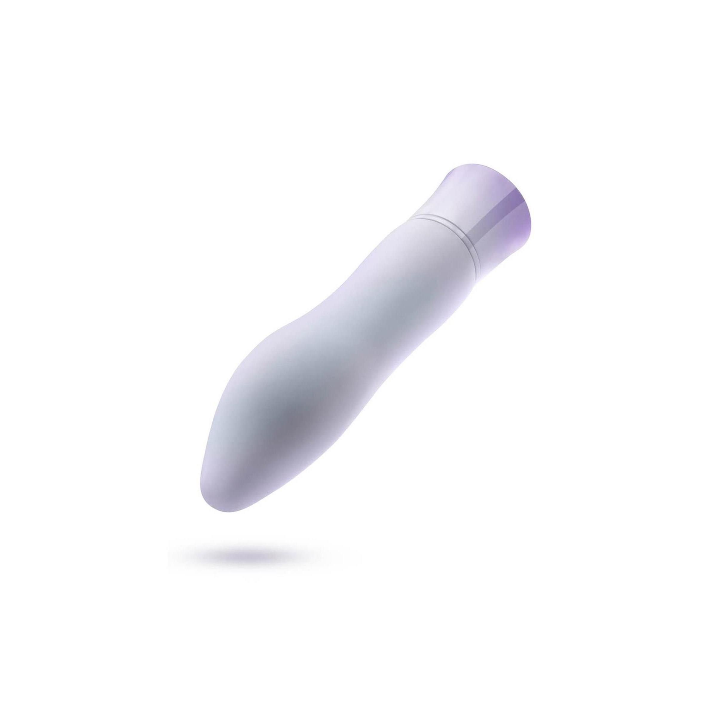 Lila Vibrator. Zylindrischer Körper, abgerundete Spitze. Auf weißem Hintergrund.