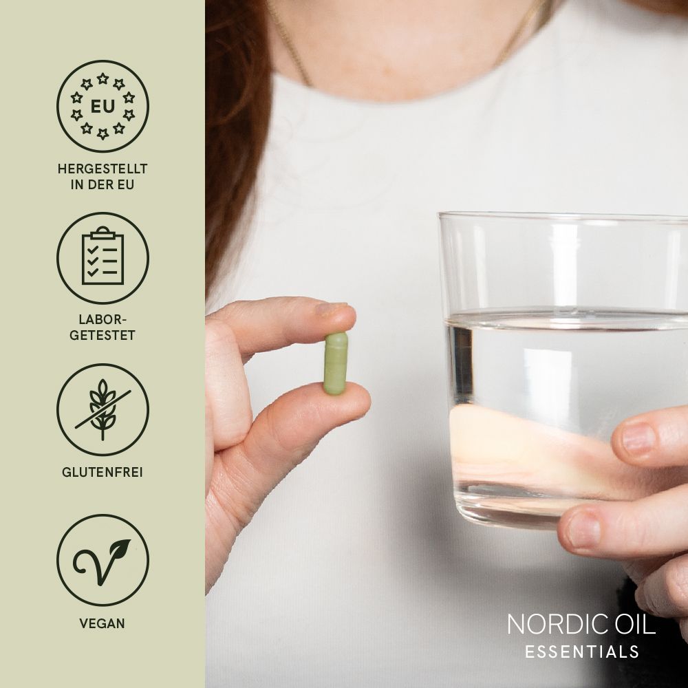 Hand hält eine Kapsel vor einem Glas Wasser. Logos: EU, Laborgetestet, Glutenfrei, Vegan. Nordic Oil Essentials.