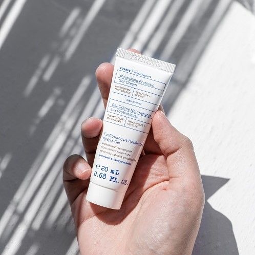 Hand hält Tube. Aufschrift: KORRES Greek Yoghurt Nährende Probiotische Gel-Creme. Volumen: 20 ml.