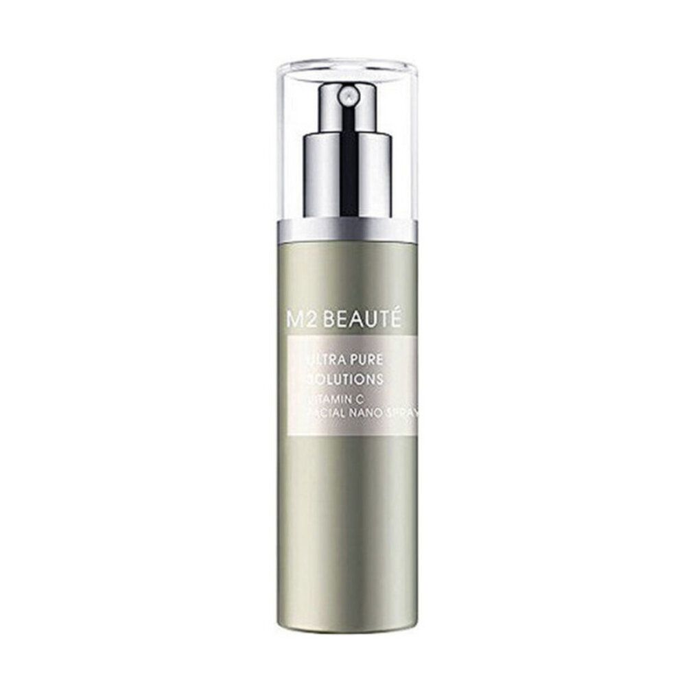 Serumflasche. Aufschrift: M2 Beauté, Ultra Pure Solutions, Vitamin C Facial Nano Spray. Mit Sprühkopf und Kappe.