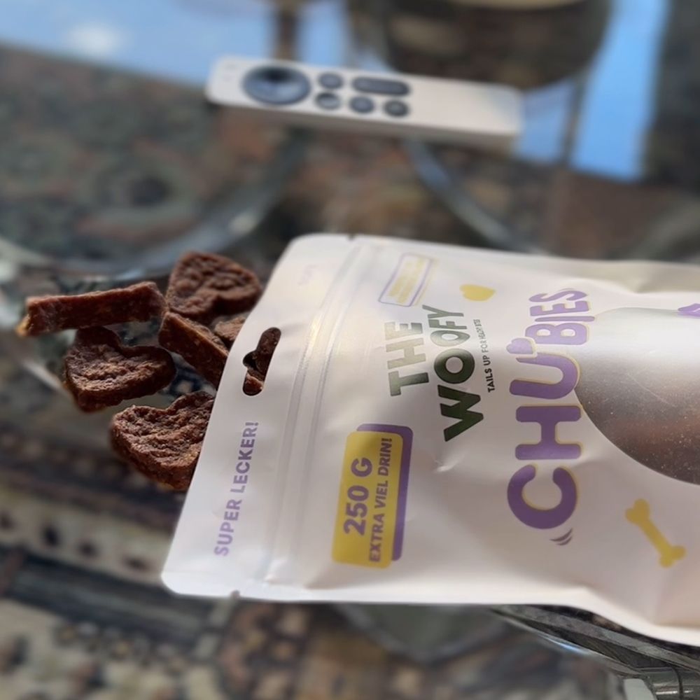 Produktverpackung mit Hundesnacks. Aufschrift: THE WOOFY CHUBIES, 250g.