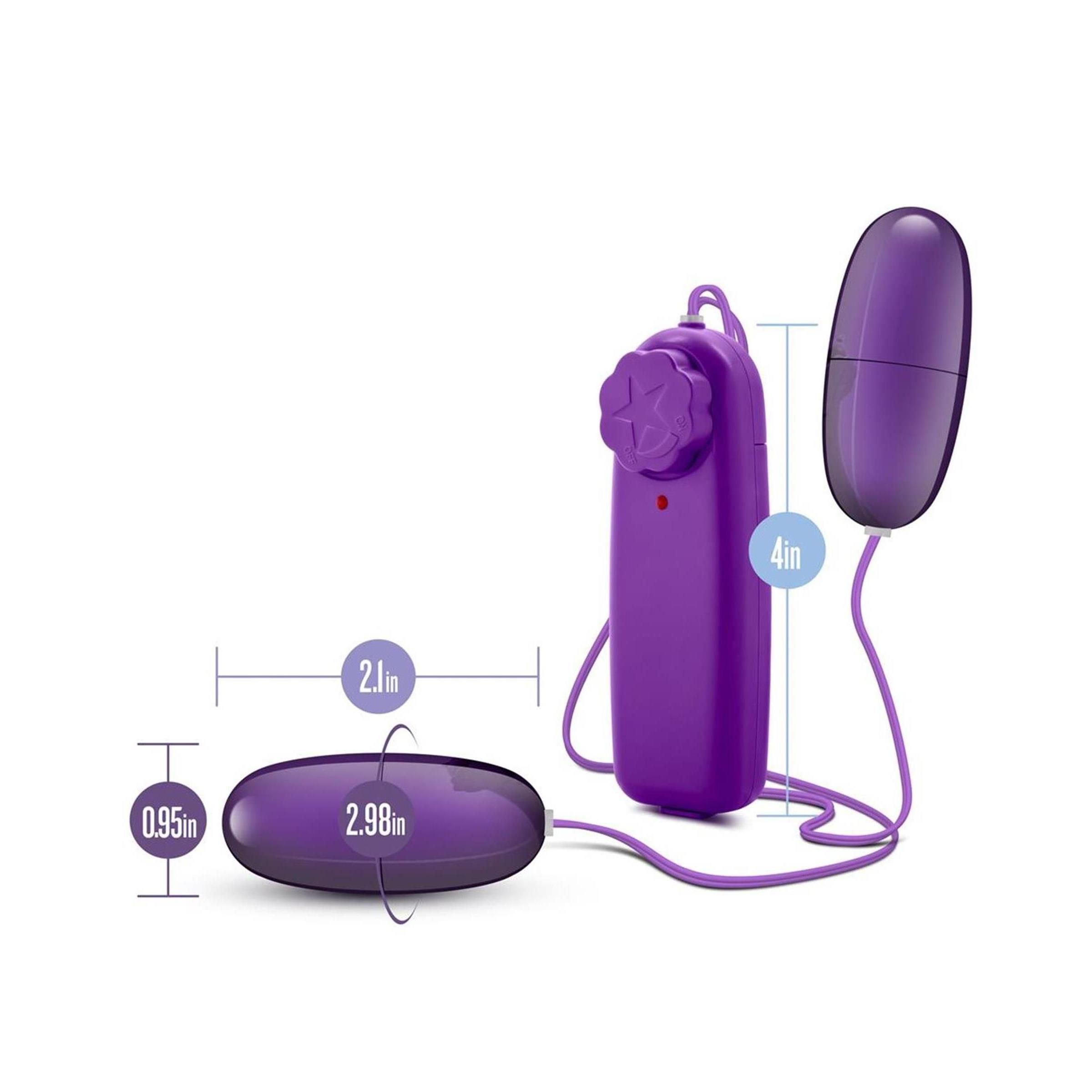 Lila Doppel-Ei-Vibrator mit Größenangaben. Zwei Eier und eine Fernbedienung. Abmessungen: 2,98 Zoll, 2,1 Zoll, 4 Zoll und 0,95 Zoll.