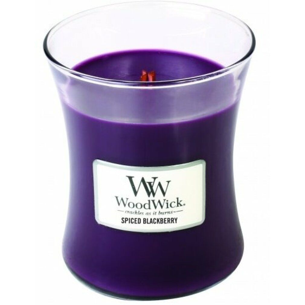 Kerze in Sanduhrform. Violettes Wachs, weißes Etikett mit Text. WW-Logo, WoodWick, Spiced Blackberry. Holzdocht sichtbar.