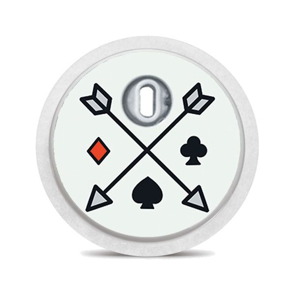 Runder Aufkleber mit Pfeilen, Karo, Pik und Herz auf hellgrünem Hintergrund. Oben ein silberfarbener Sensor.