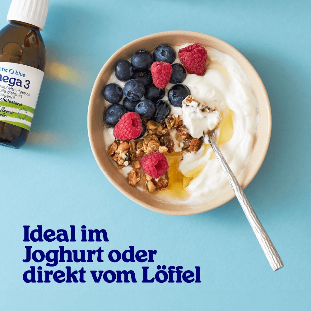 Joghurt mit Beeren und Honig. Braune Flasche Arctic Blue Omega 3. Text: Ideal im Joghurt oder direkt vom Löffel.