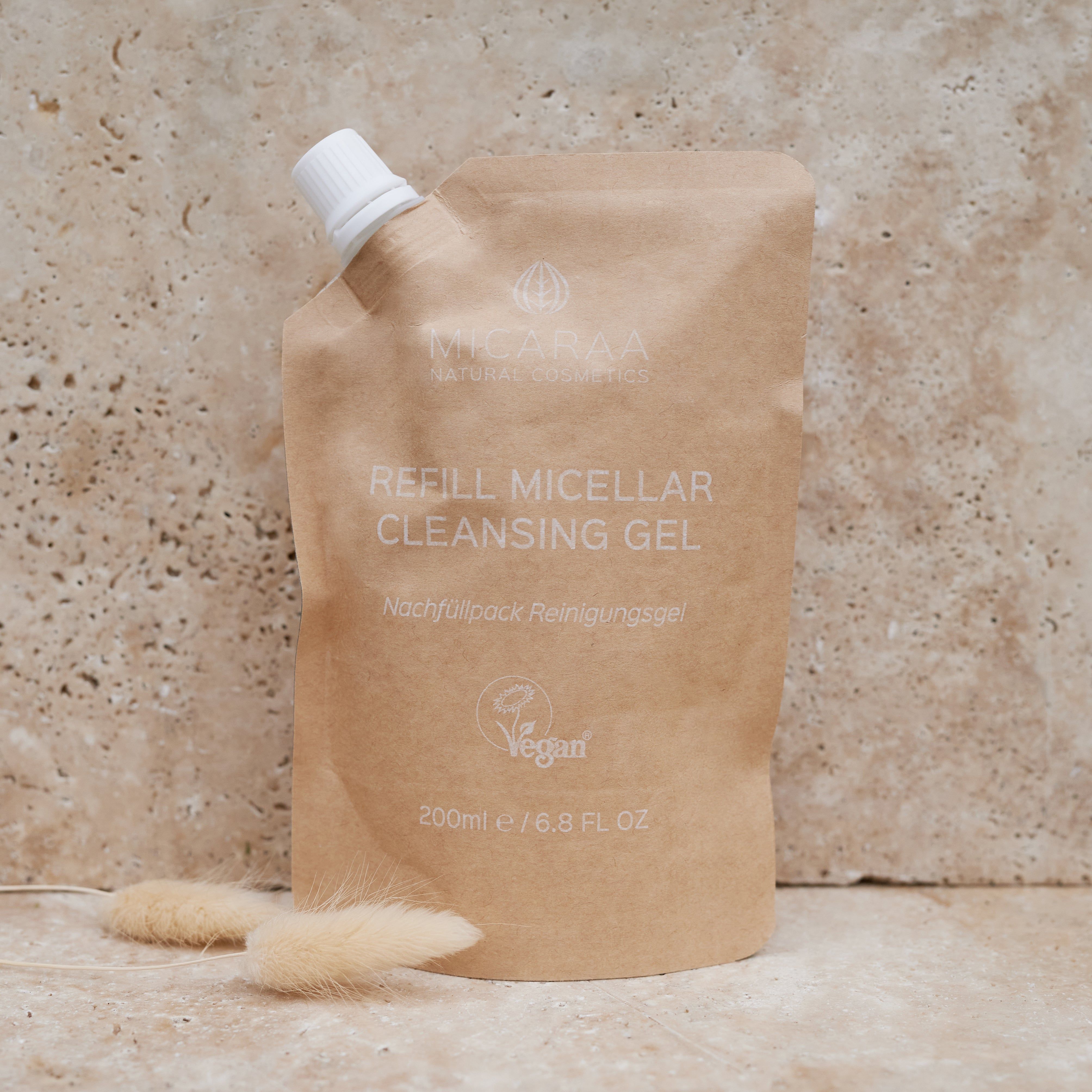 MICARAA Cleansing Gel Nachfüllpackung. Braune Papierverpackung mit weißem Verschluss. Vegan-Siegel. Text: REFILL MICELLAR CLEANSING GEL.