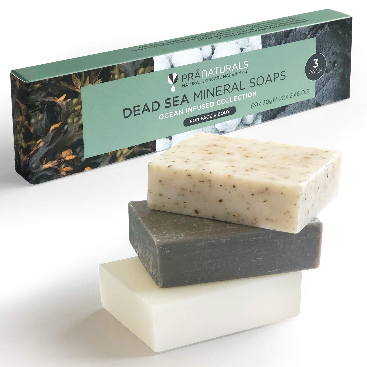 Drei Seifenstücke, darunter eine Verpackung mit der Aufschrift "PraNaturals Dead Sea Mineral Soaps".