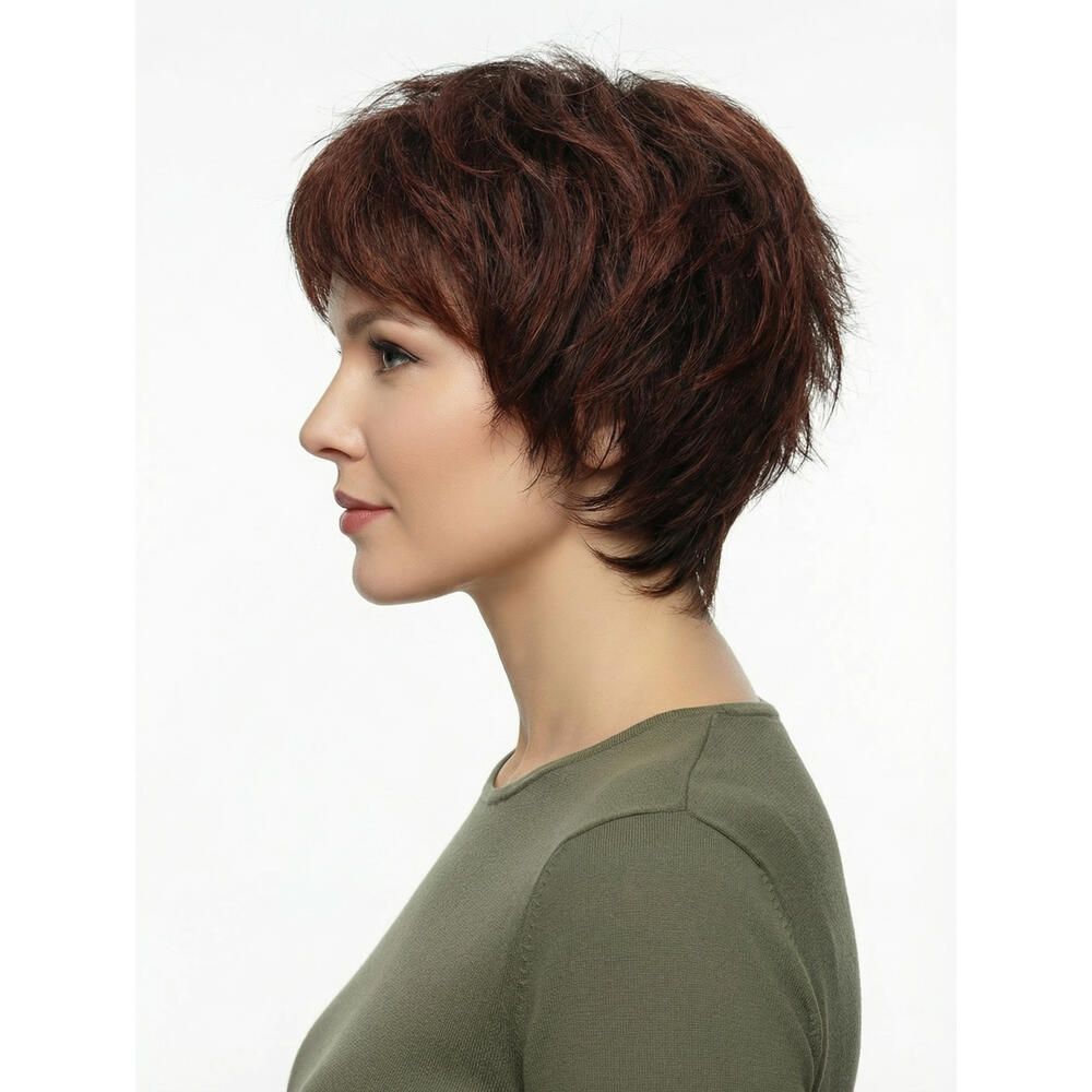 Kurzhaarperücke in Rotbraun. Die Frau trägt ein grünes Oberteil. Profilansicht.