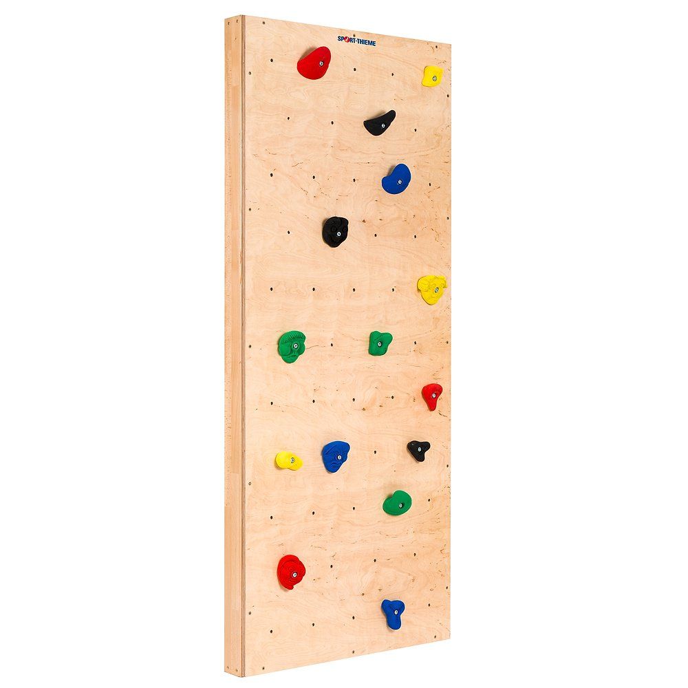Kletterwand mit farbigen Griffen. Oben steht Sport-Thieme.