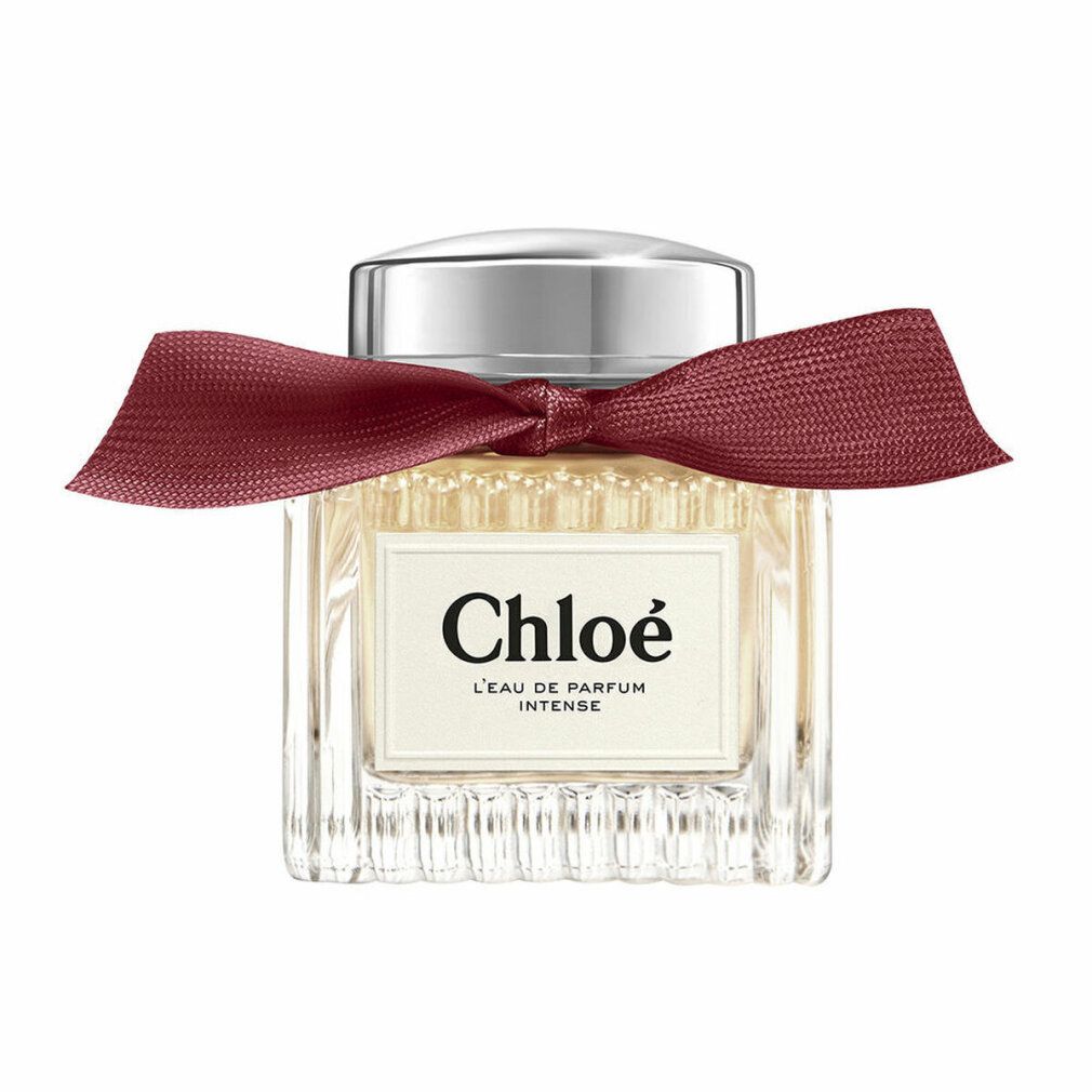 Chloé L'Eau de Parfum Intense Flakon. Quadratischer Glasflakon mit Schleife. Silberner Verschluss.