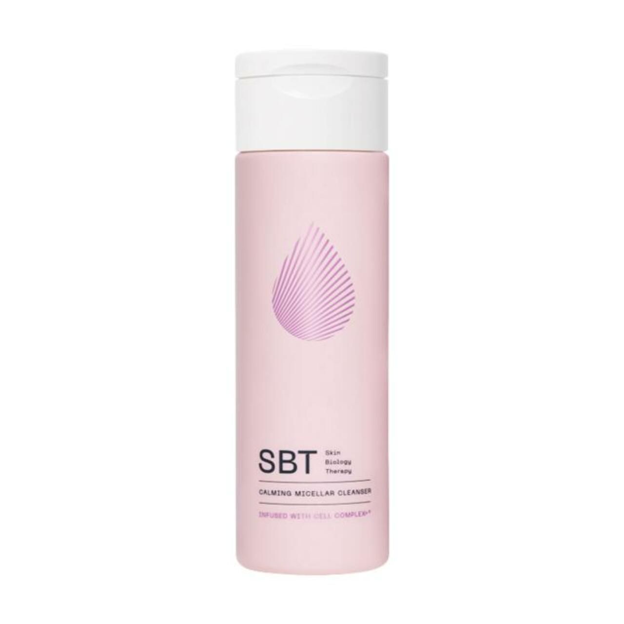 Rosa Flasche mit weißem Deckel. Aufdruck: SBT, Calming Micellar Cleanser. Logo: Tropfenform.