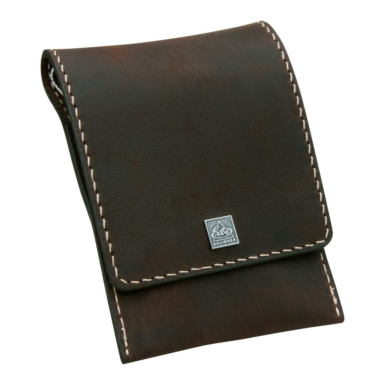 Dunkelbraunes Lederetui mit hellem Naht. Silbernes Logo. Geschlossen, mit Klappe und Druckknopf.